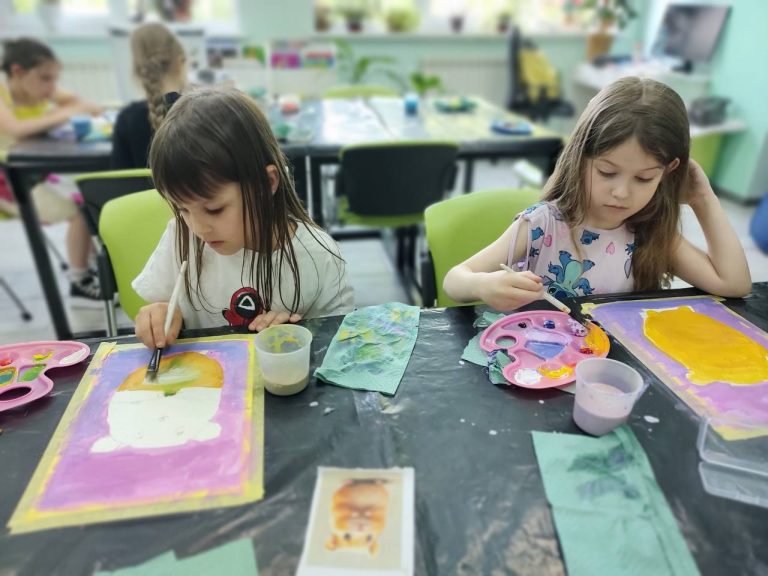 У бібліотеці імені Олени Пчілки промайнули чергові творчі майстер-класи з малювання, які стали справжнім святом кольору, уяви та позитивних емоцій.