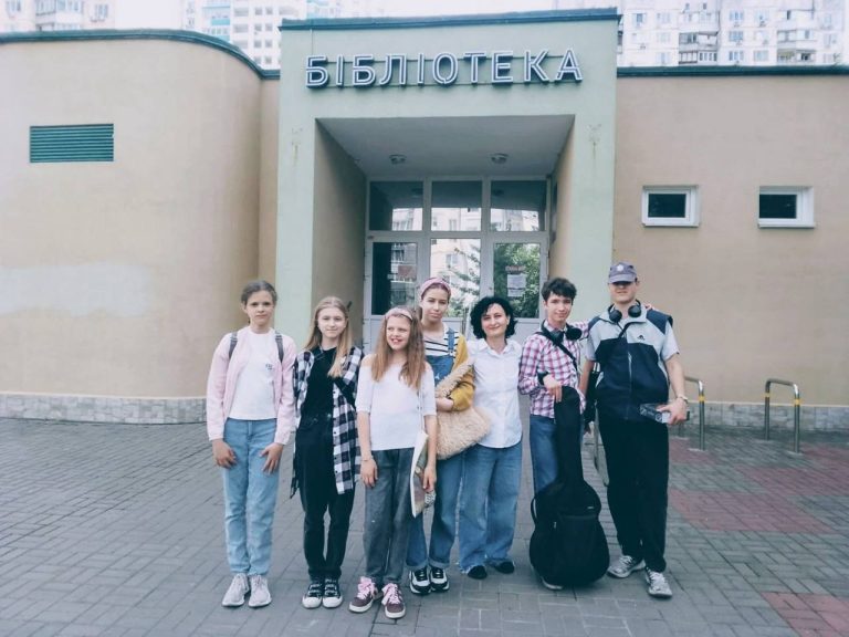 30 червня Клуб юних філософів, що діє при бібліотеці імені Героїв Небесної Сотні, вирушив у своє перше виїзне засідання.