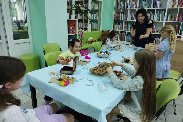 В бібліотеці ім. Олени Пчілки маленькі майстрині та майстри відчули справжню арт-терапію!