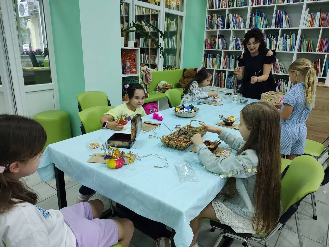 В бібліотеці ім. Олени Пчілки маленькі майстрині та майстри відчули справжню арт-терапію!