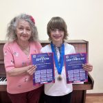 Канікули в розпалі, а вихованці Дитячої музичної школи 40 отримують нагороди за свою працю. 