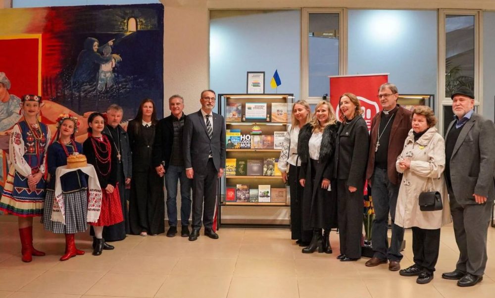 “Українська книжкова поличка” зʼявилася в Автономному університеті парагвайського міста Енкарнасьйон.