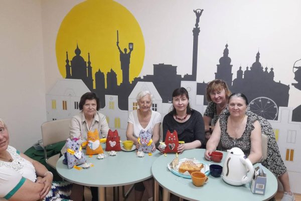 У нашій бібліотеці “Сузірʼя” прохолодно і завжди цікаво. 5 липня до нас завітала майстриня Наталя Чередниченко, аби провести затишне заняття з рукоділля для учасниць клубу “Творчі”. 