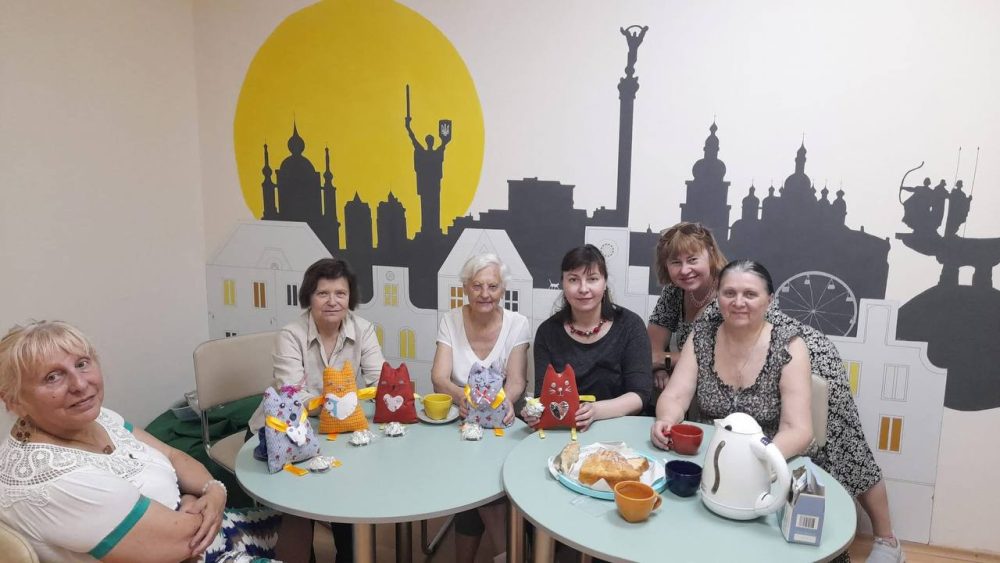 У нашій бібліотеці “Сузірʼя” прохолодно і завжди цікаво. 5 липня до нас завітала майстриня Наталя Чередниченко, аби провести затишне заняття з рукоділля для учасниць клубу “Творчі”. 