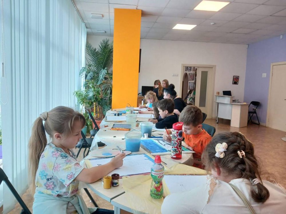 Ділимося з вами світлинами занять з живопису. Відбуваються вони у бібліотеці на Пріорці в межах творчого проєкту “Натхнення”.