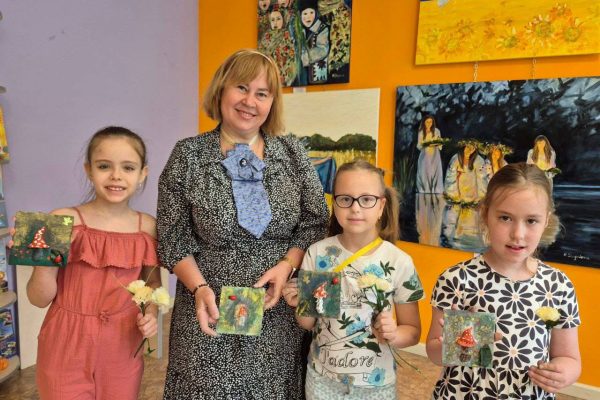 У бібліотеці на Пріорці відбулася чергова зустріч в межах творчого проєкту “Майстерня радості”. Проєкт об'єднує дітей навколо спільного захоплення – створення виробів власноруч.