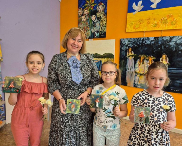 У бібліотеці на Пріорці відбулася чергова зустріч в межах творчого проєкту “Майстерня радості”. Проєкт об'єднує дітей навколо спільного захоплення – створення виробів власноруч.