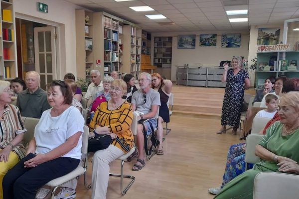 17 липня в бібліотеці “Сузірʼя” відбулася знакова подія. Перша презентація ексклюзивної книжки-путівника “Куренівка.