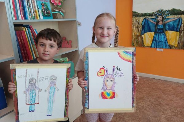 В бібліотеці на Пріорці тривають заняття з живопису в межах творчого проєкту “Натхнення”.