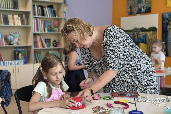В бібліотеці на Пріорці в рамках проєкту “Майстерня радості”  відбулася ще одна яскрава та натхненна зустріч, діти створювали капелюшки.