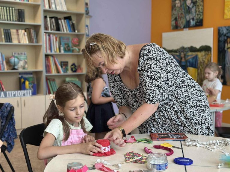 В бібліотеці на Пріорці в рамках проєкту “Майстерня радості”  відбулася ще одна яскрава та натхненна зустріч, діти створювали капелюшки.