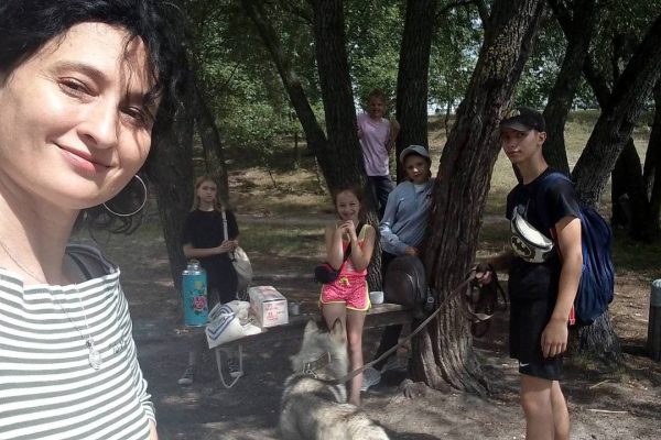 Команда Клубу юних філософів, що діє при бібліотеці імені Героїв Небесної Сотні для дітей, вирушила в пішу прогулянку довкола озера Білого на Оболоні.