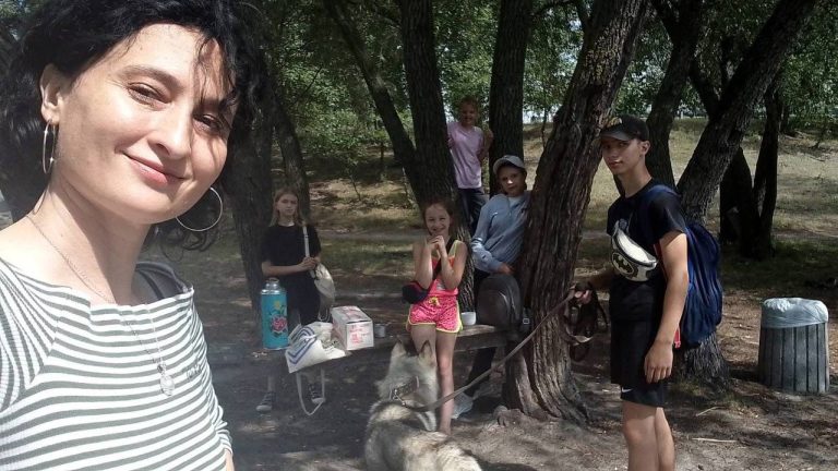 Команда Клубу юних філософів, що діє при бібліотеці імені Героїв Небесної Сотні для дітей, вирушила в пішу прогулянку довкола озера Білого на Оболоні.