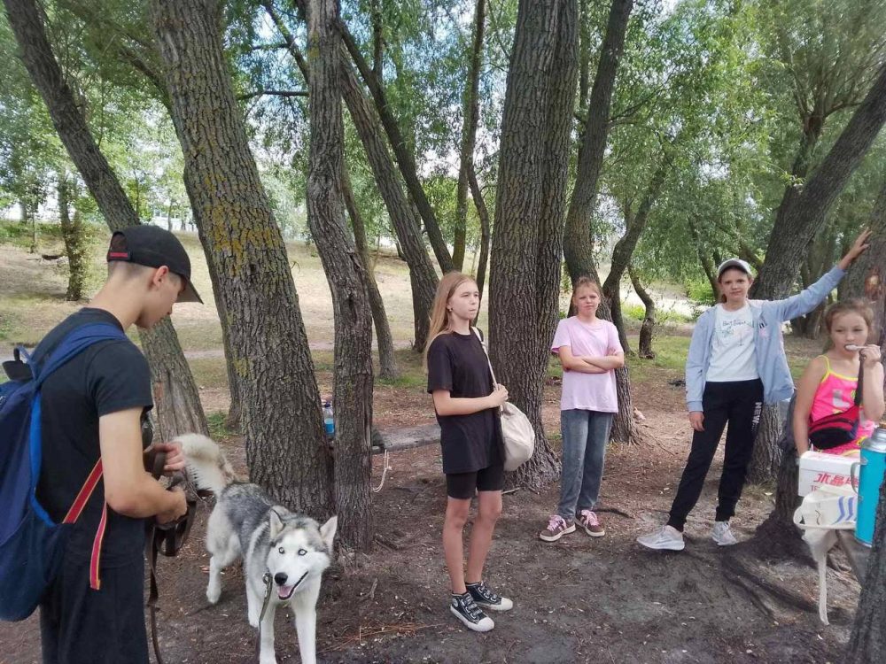 Команда Клубу юних філософів, що діє при бібліотеці імені Героїв Небесної Сотні для дітей, вирушила в пішу прогулянку довкола озера Білого на Оболоні.