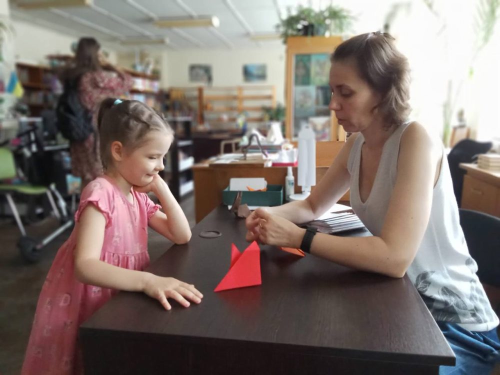 Цього творчого літа в нашій бібліотеці імені Олени Пчілки, кожен охочий міг опанувати нові техніки рукоділля. Та створити щось унікальне своїми руками!