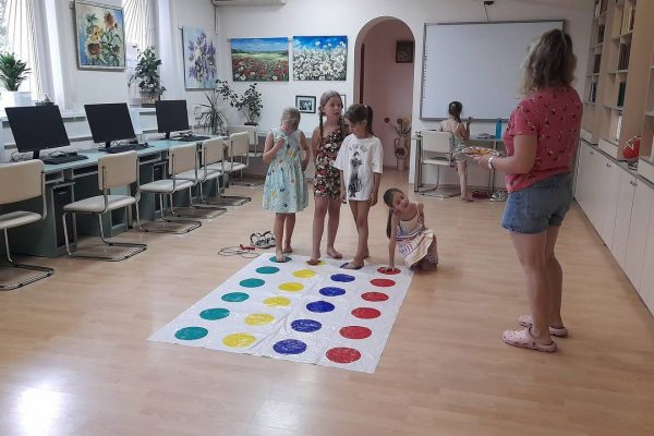Бібліотечний день в бібліотеці “Сузірʼя” перетворився на справжнє ігрове свято для наших активних і творчих відвідувачок.
