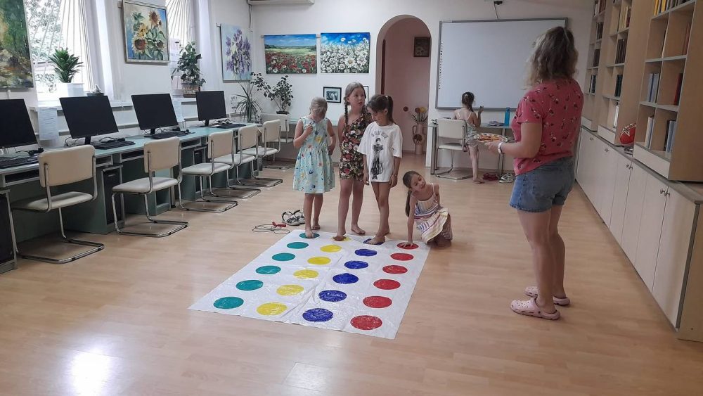 Бібліотечний день в бібліотеці “Сузірʼя” перетворився на справжнє ігрове свято для наших активних і творчих відвідувачок.