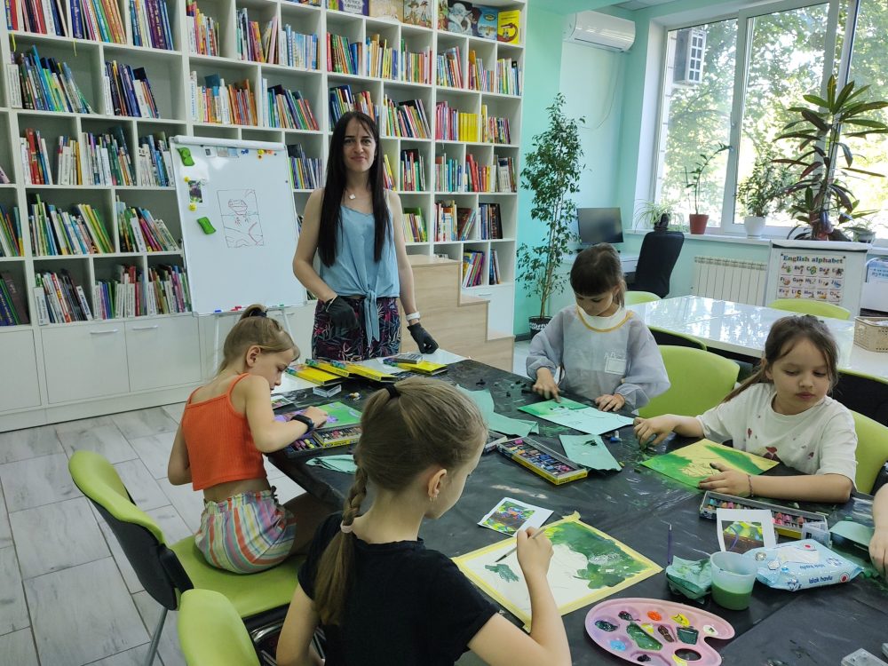 У нашому творчому просторі бібліотеки імені Олени Пчілки нещодавно відбулася дивовижна серія майстер-класів з малювання. Тема, Кольорові історії: Тварини, Аніме та Фантазія.