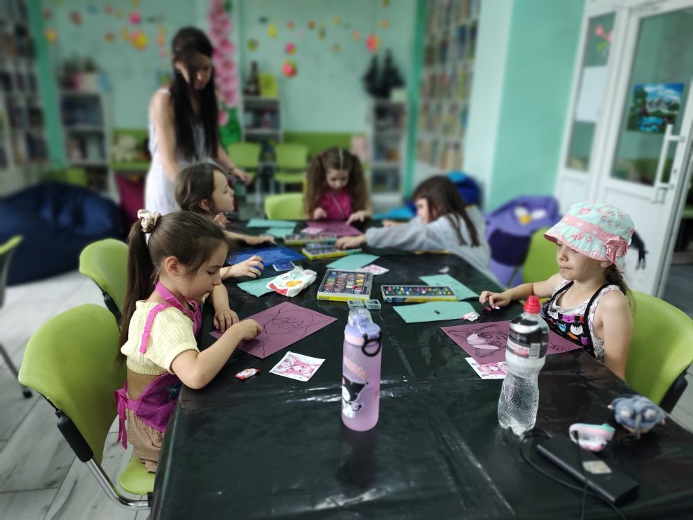 У нашому творчому просторі бібліотеки імені Олени Пчілки нещодавно відбулася дивовижна серія майстер-класів з малювання. Тема, Кольорові історії: Тварини, Аніме та Фантазія.