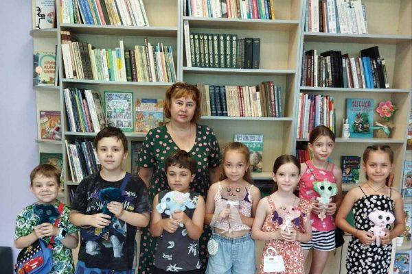 “Майстерня радості” бібліотеки на Проірці знову зібрала юних майстринь. Цього разу наша зустріч була особливо цікавою – ми знайомилися з аксолотлем! 