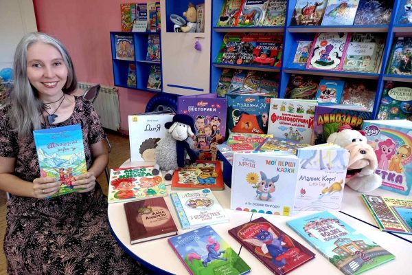 Бібліотека “Дивосвіт” поділилась думками про дарування книг. Це значно більше, ніж просто жест уваги чи ввічливості. Це прояв щедрості душі, щирої підтримки та турботи про культурний розвиток громади.