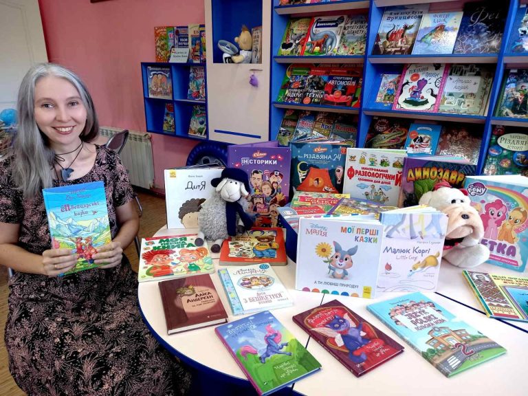 Бібліотека “Дивосвіт” поділилась думками про дарування книг. Це значно більше, ніж просто жест уваги чи ввічливості. Це прояв щедрості душі, щирої підтримки та турботи про культурний розвиток громади.