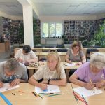 Цього разу наш творчий простір в бібліотеці імені Панаса Мирного наповнився кольорами тропіків і веселим настроєм. Наші майстри малювали яскравого, мультяшного папугу.