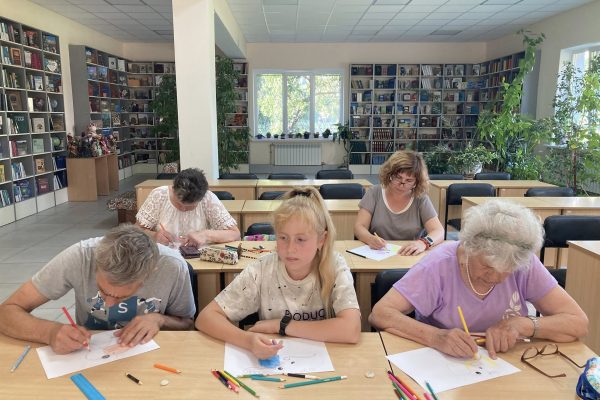 Бібліотека імені Панаса Мирного: Малюємо яскравого мультяшного папугу Цього разу наш творчий простір в бібліотеці імені Панаса Мирного наповнився кольорами тропіків і веселим настроєм. Наші майстри малювали яскравого, мультяшного папугу.