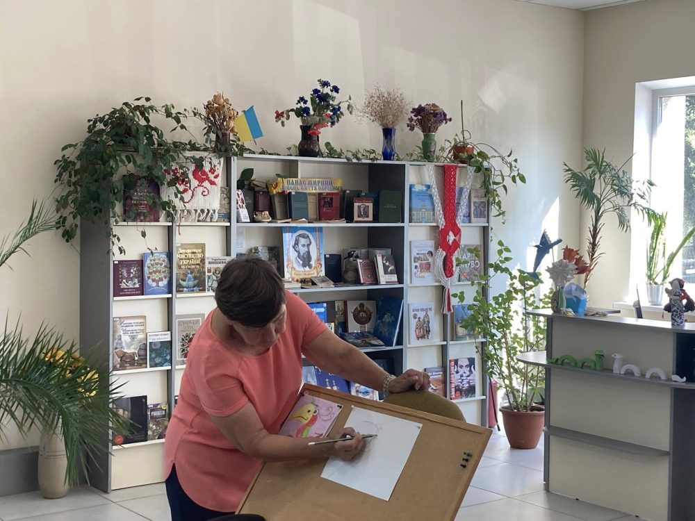 Цього разу наш творчий простір в бібліотеці імені Панаса Мирного наповнився кольорами тропіків і веселим настроєм. Наші майстри малювали яскравого, мультяшного папугу.