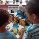 Розвиток емоційного та пізнавального світу дитини неможливий без іграшок. Вони допомагають виражати почуття, знайомитися з навколишнім середовищем. Також формувати навички спілкування та сприяють самопізнанню.