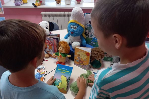 Розвиток емоційного та пізнавального світу дитини неможливий без іграшок. Вони допомагають виражати почуття, знайомитися з навколишнім середовищем. Також формувати навички спілкування та сприяють самопізнанню.