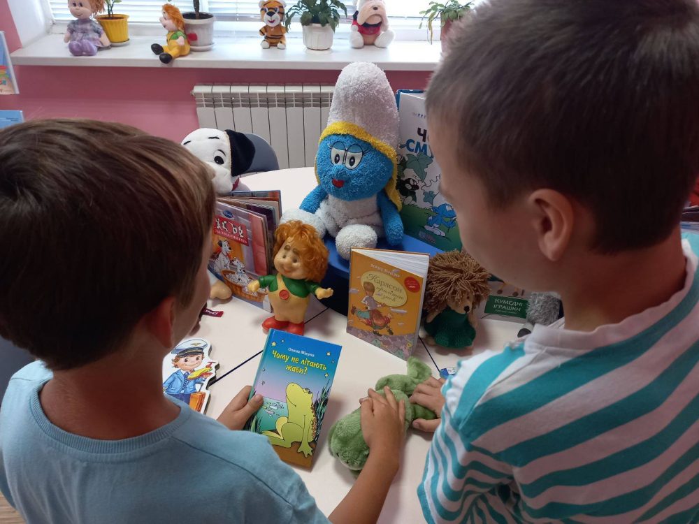 Розвиток емоційного та пізнавального світу дитини неможливий без іграшок. Вони допомагають виражати почуття, знайомитися з навколишнім середовищем. Також формувати навички спілкування та сприяють самопізнанню.