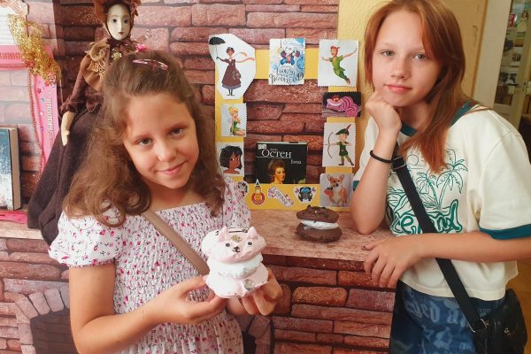 У бібліотеці “Обрій” в рамках літньої арт-терапевтичної майстерки відбулось цікаве заняття на тему “Котяча” майстерня радості” з виготовлення м’якої іграшки-антистресу у вигляді котика.