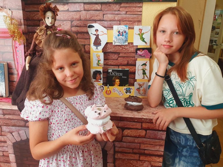 У бібліотеці “Обрій” в рамках літньої арт-терапевтичної майстерки відбулось цікаве заняття на тему “Котяча” майстерня радості” з виготовлення м’якої іграшки-антистресу у вигляді котика.