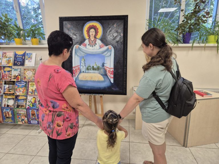 Напередодні Дня Незалежності України в бібліотеці на Пріорці виставкова експозиція доповнилася знаковою роботою художниці Інни Артамонової, давнього друга бібліотеки. 