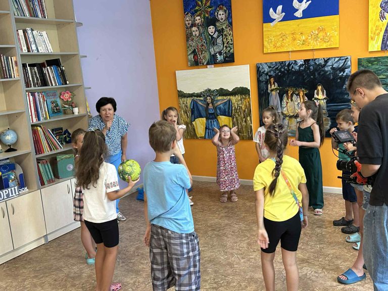 Минулого тижня наша бібліотека на Пріорці стала майданчиком для зйомок сюжету, ми були в кадрі та за лаштунками.