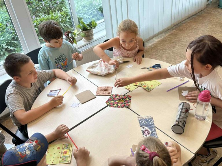 В бібліотеці на Пріорці в межах реалізації проєкту “Майстерня радості” відбулася чергова творча зустріч, присвячена роботі з чарівною глиною.