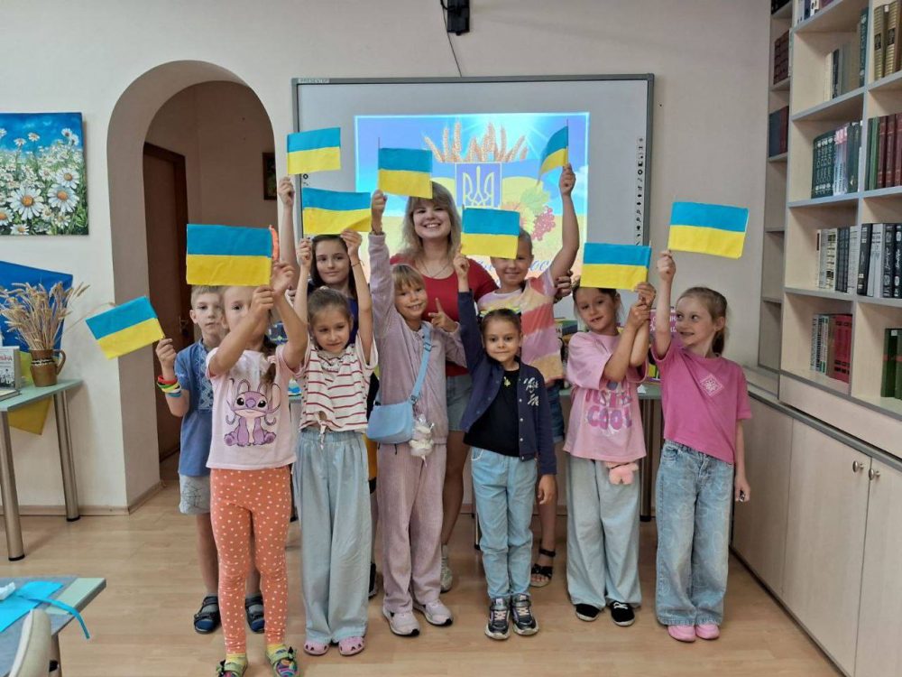 До відзначення Дня Державного Прапора України у бібліотеці “Сузірʼя” відбувся творчий майстер-клас для наймолодших читачів у межах дитячого проєкту “Розвивайко”. 