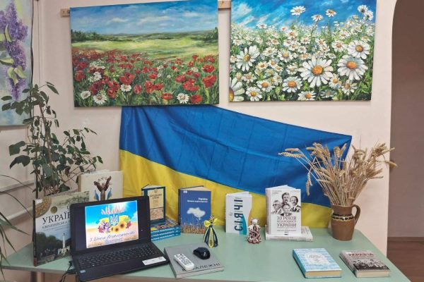 До відзначення Дня Державного Прапора України у бібліотеці “Сузірʼя” відбувся творчий майстер-клас для наймолодших читачів у межах дитячого проєкту “Розвивайко”. 