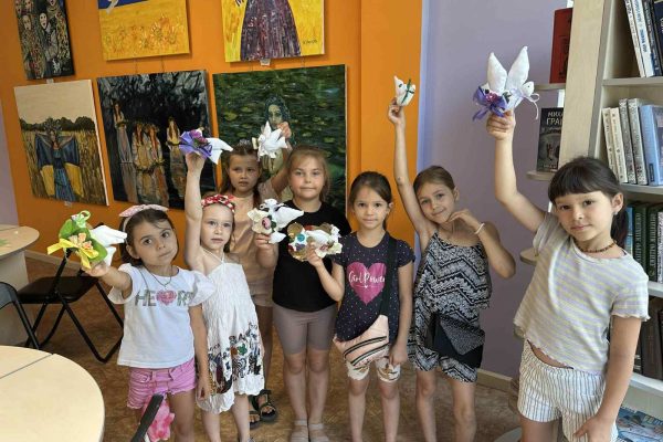 В бібліотеці на Пріорці у рамках проєкту “Майстерня радості” відбулася чергова творча зустріч. Під час цієї зустрічі юні учасниці виготовляли декоративні м’які іграшки у формі білих голубів. 