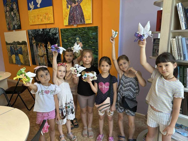 В бібліотеці на Пріорці у рамках проєкту “Майстерня радості” відбулася чергова творча зустріч. Під час цієї зустрічі юні учасниці виготовляли декоративні м’які іграшки у формі білих голубів. 