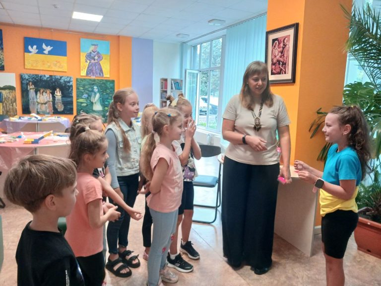 Незважаючи на дощову погоду, у стінах нашої бібліотеки на Пріорці було сонячно. Також панувала тепла та затишна атмосфера. 