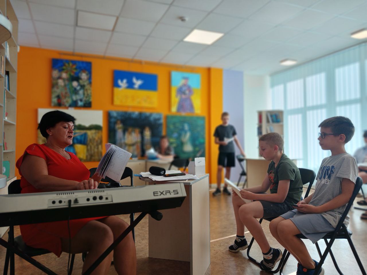 Цього літа у бібліотеці на Пріорці було по-особливому музично. Впродовж літніх канікул у нашому дружньому просторі відбувалися заняття з музичної терапії. 
