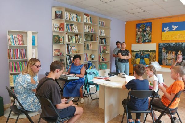 Цього літа у бібліотеці на Пріорці було по-особливому музично. Впродовж літніх канікул у нашому дружньому просторі відбувалися заняття з музичної терапії.