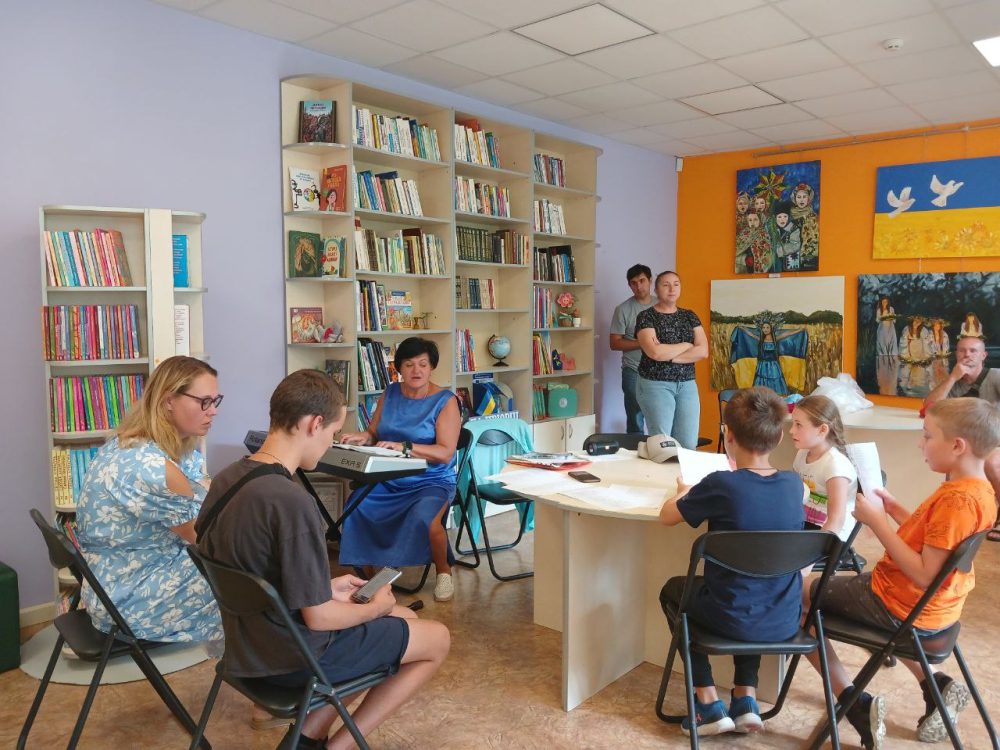 Цього літа у бібліотеці на Пріорці було по-особливому музично. Впродовж літніх канікул у нашому дружньому просторі відбувалися заняття з музичної терапії.