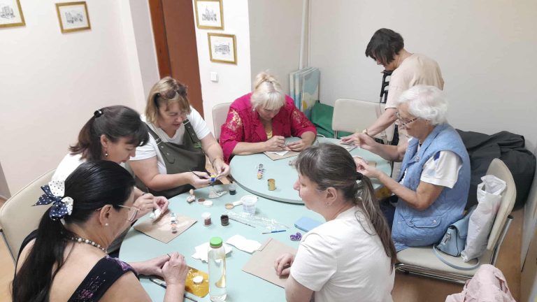 У бібліотеці “Сузірʼя” відбувся черговий творчий захід у межах діяльності клубу “Творчі”. А саме: майстер клас на тему “Пташка в долонях – 2”.