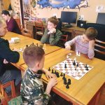Упродовж літніх канікул юні відвідувачі бібліотеки “Обрій” мали чудову можливість долучитися до занять із шахів для початківців.