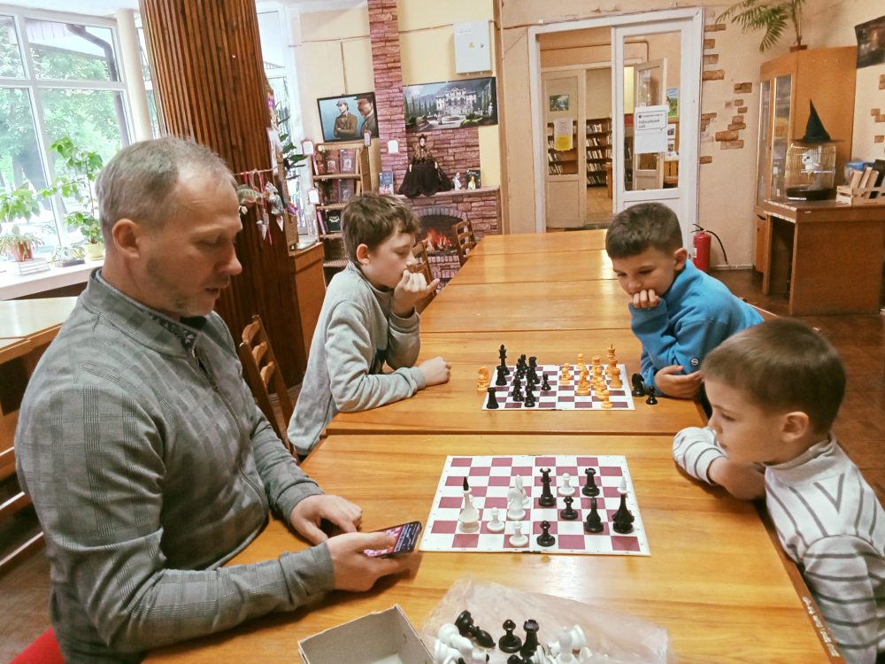 Упродовж літніх канікул юні відвідувачі бібліотеки “Обрій” мали чудову можливість долучитися до занять із шахів для початківців.