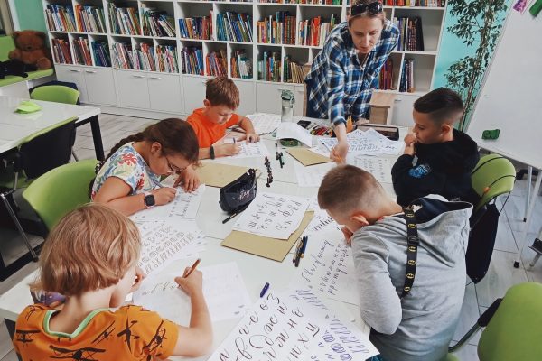 Навчальний рік у нашій бібліотеці імені Олени Пчілки розпочався ще до першого дзвоника. Минулого тижня для дітей відбулися цікаві та пізнавальні заняття, які допомогли налаштуватися на продуктивний старт навчання.
