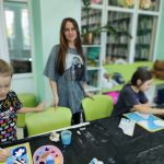 Літні канікули завершилися, але ми зберегли найяскравіші враження та барви разом із нашими юними читачами. У бібліотеці імені Олени Пчілки відбувся цикл занять із живопису під керівництвом талановитої художниці Анастасії Лівенської.